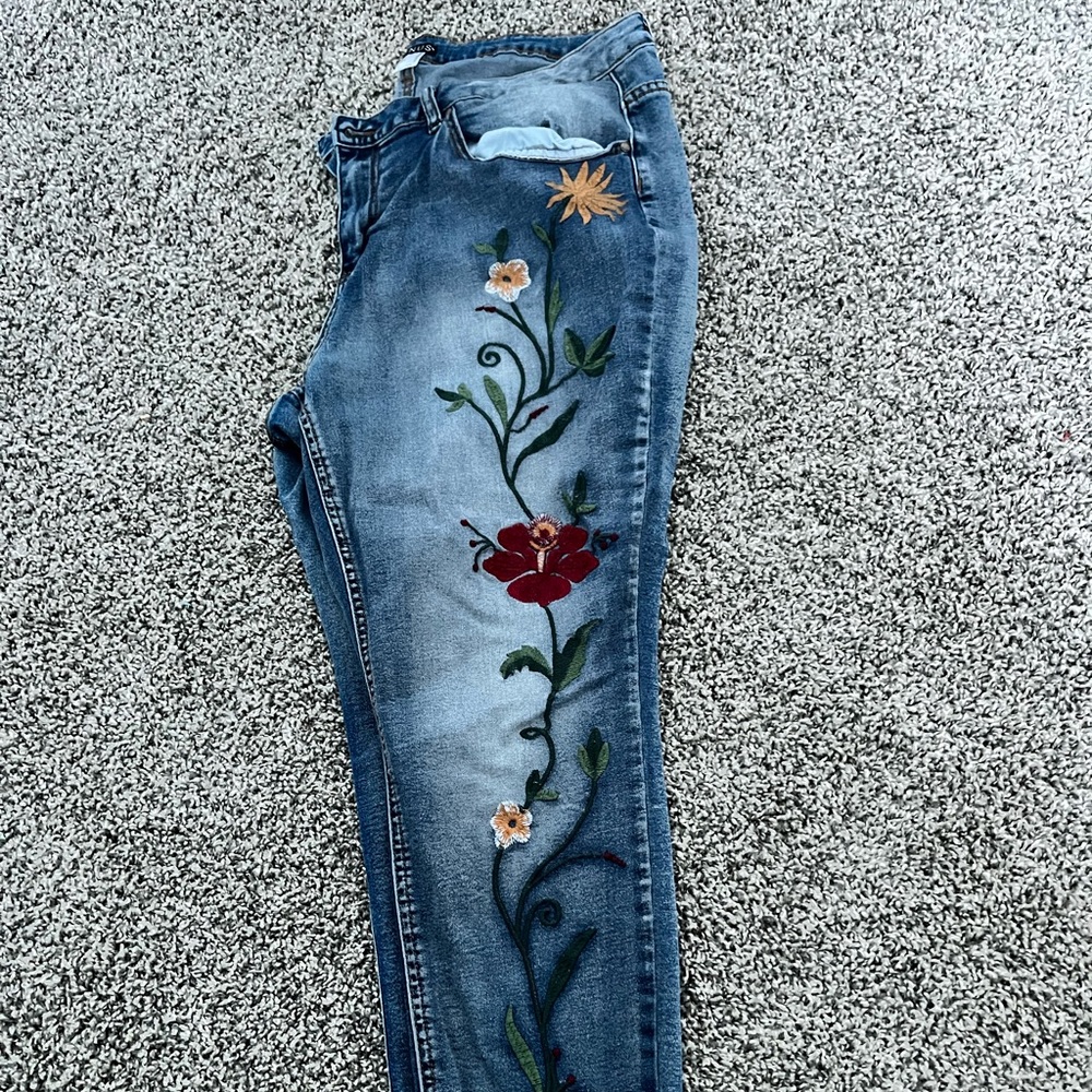VENUS Blue Jeans with Floral Embroidery